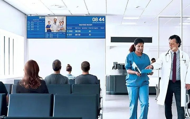 Sala de espera com painel